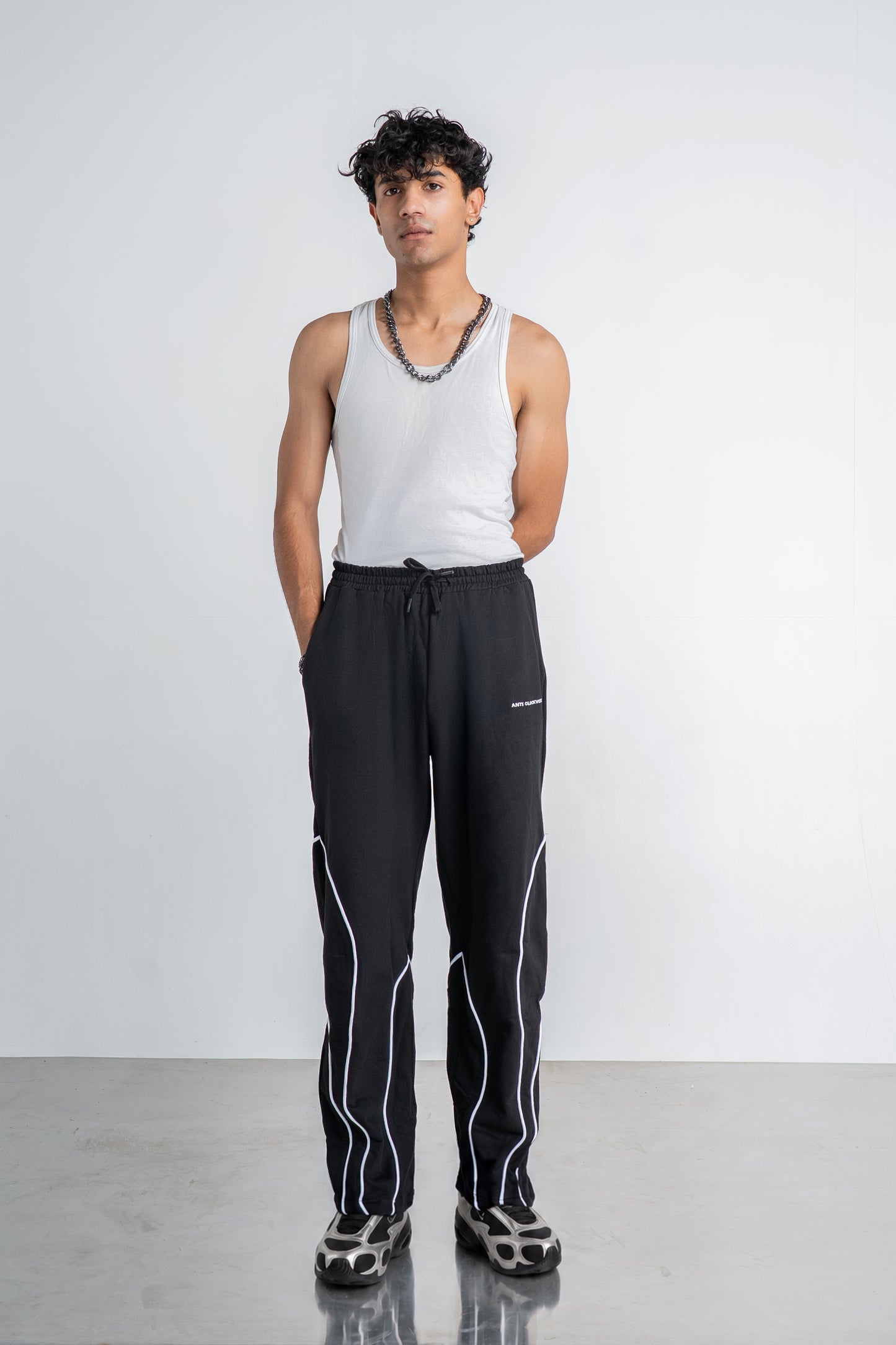 Spiral Piping Black Sweatpant