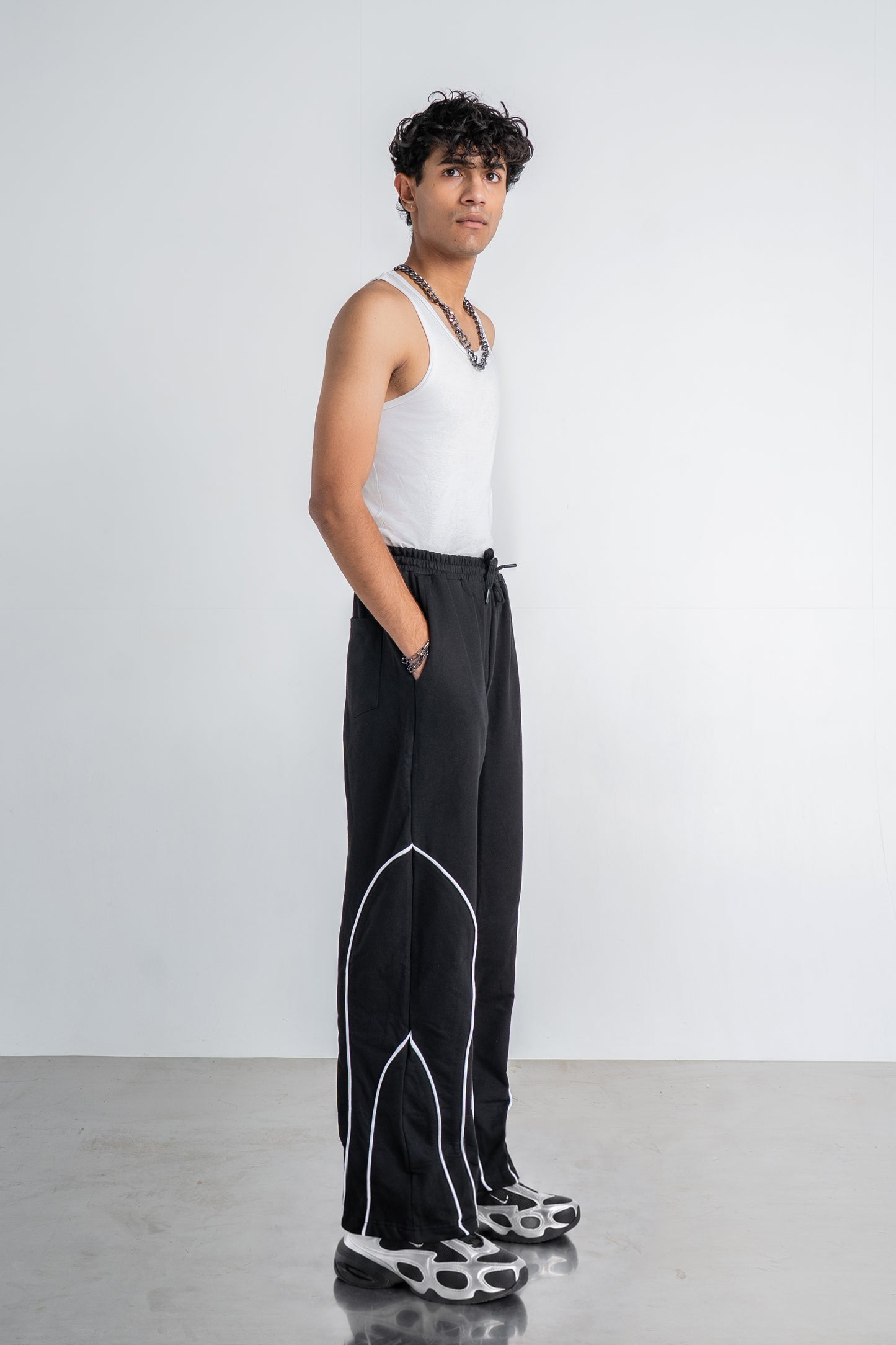 Spiral Piping Black Sweatpant