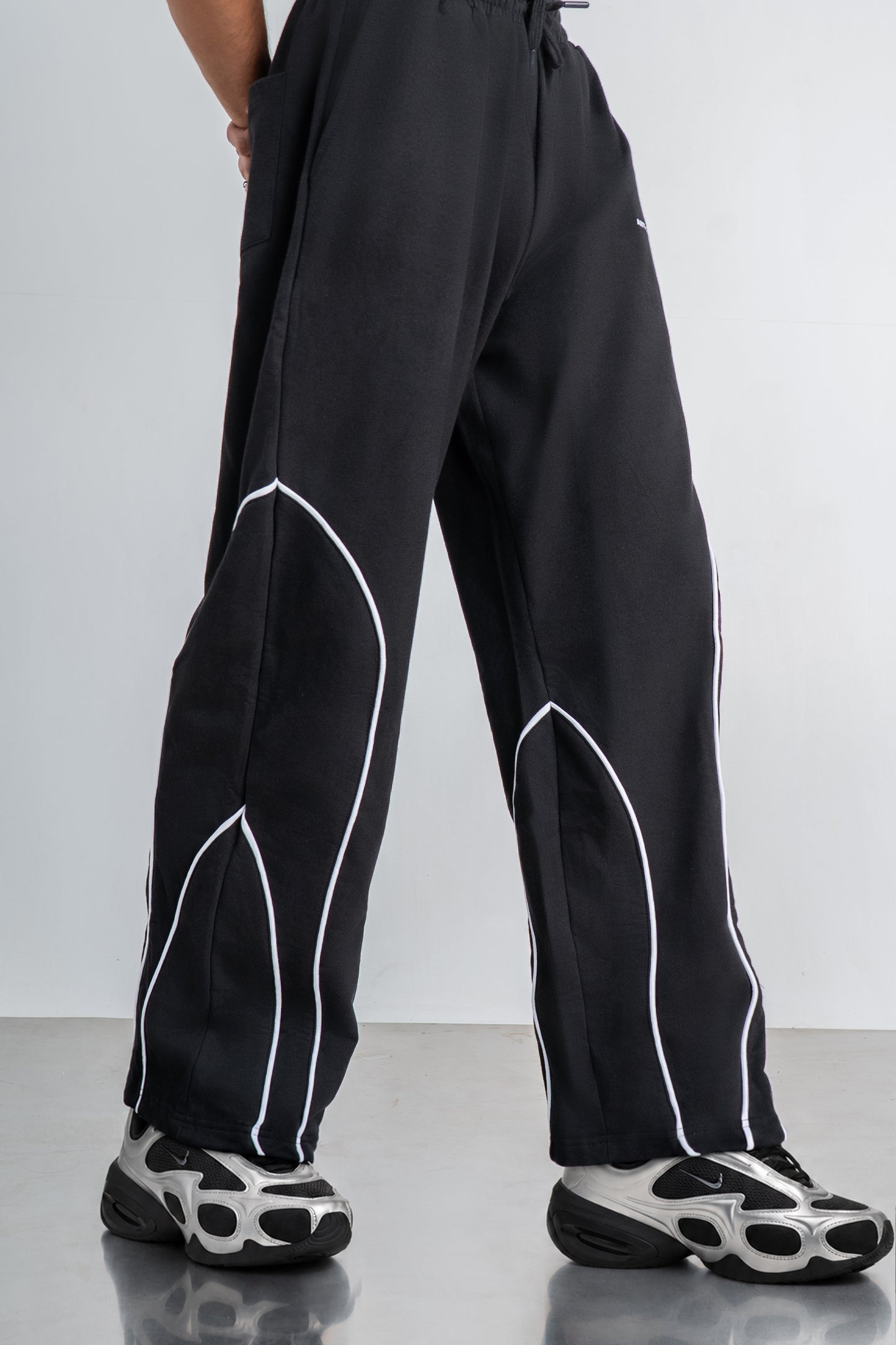 Spiral Piping Black Sweatpant