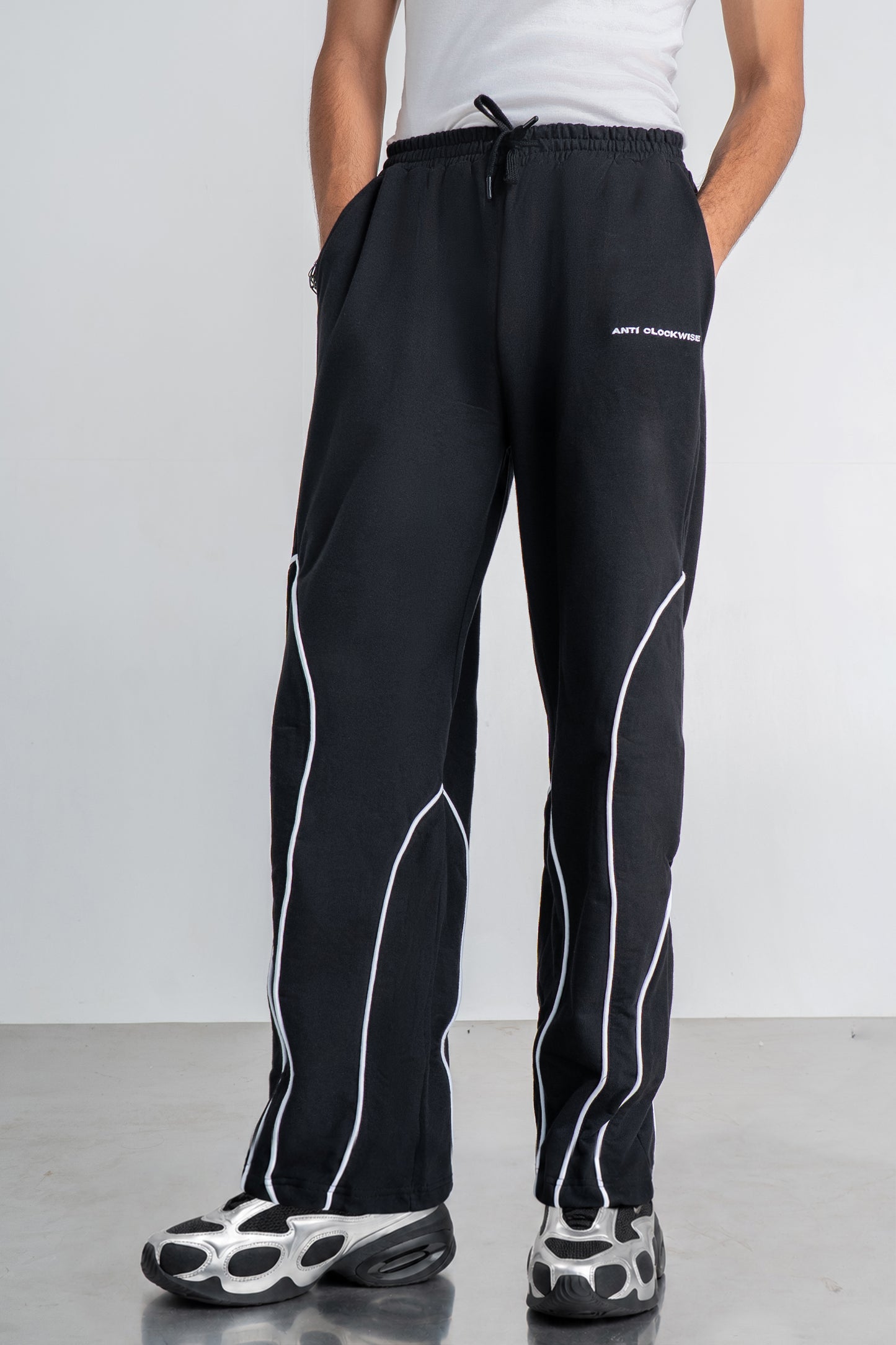 Spiral Piping Black Sweatpant
