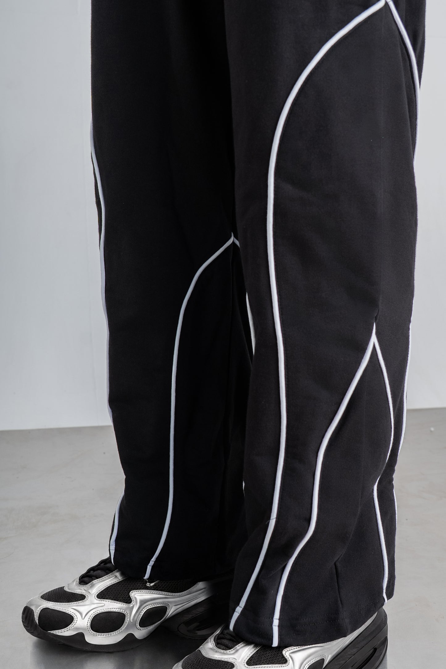Spiral Piping Black Sweatpant