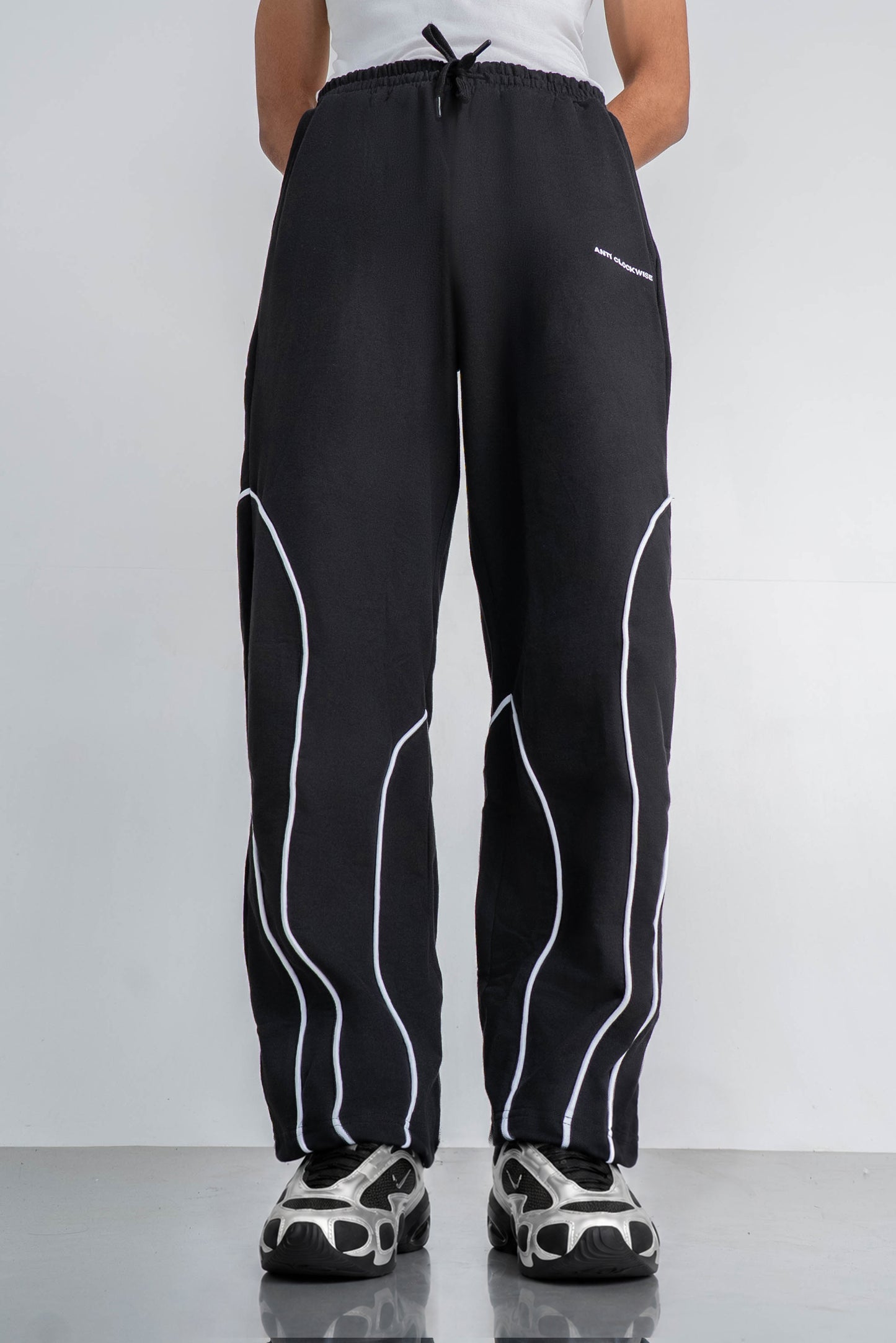 Spiral Piping Black Sweatpant