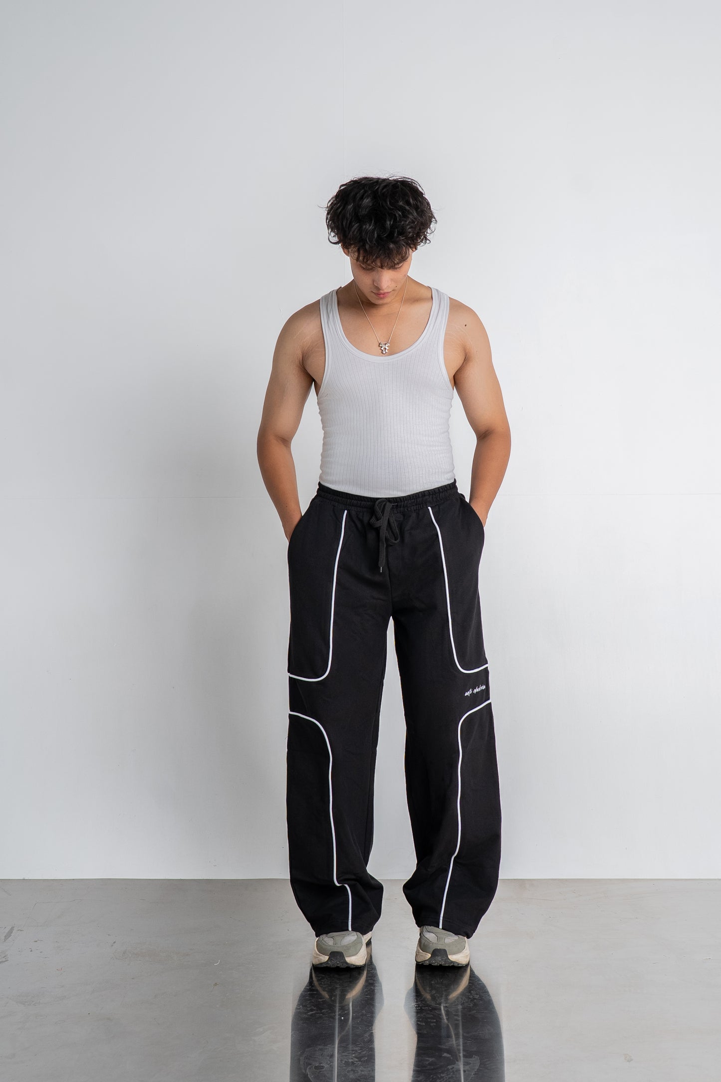 Square Piping Black Sweatpant
