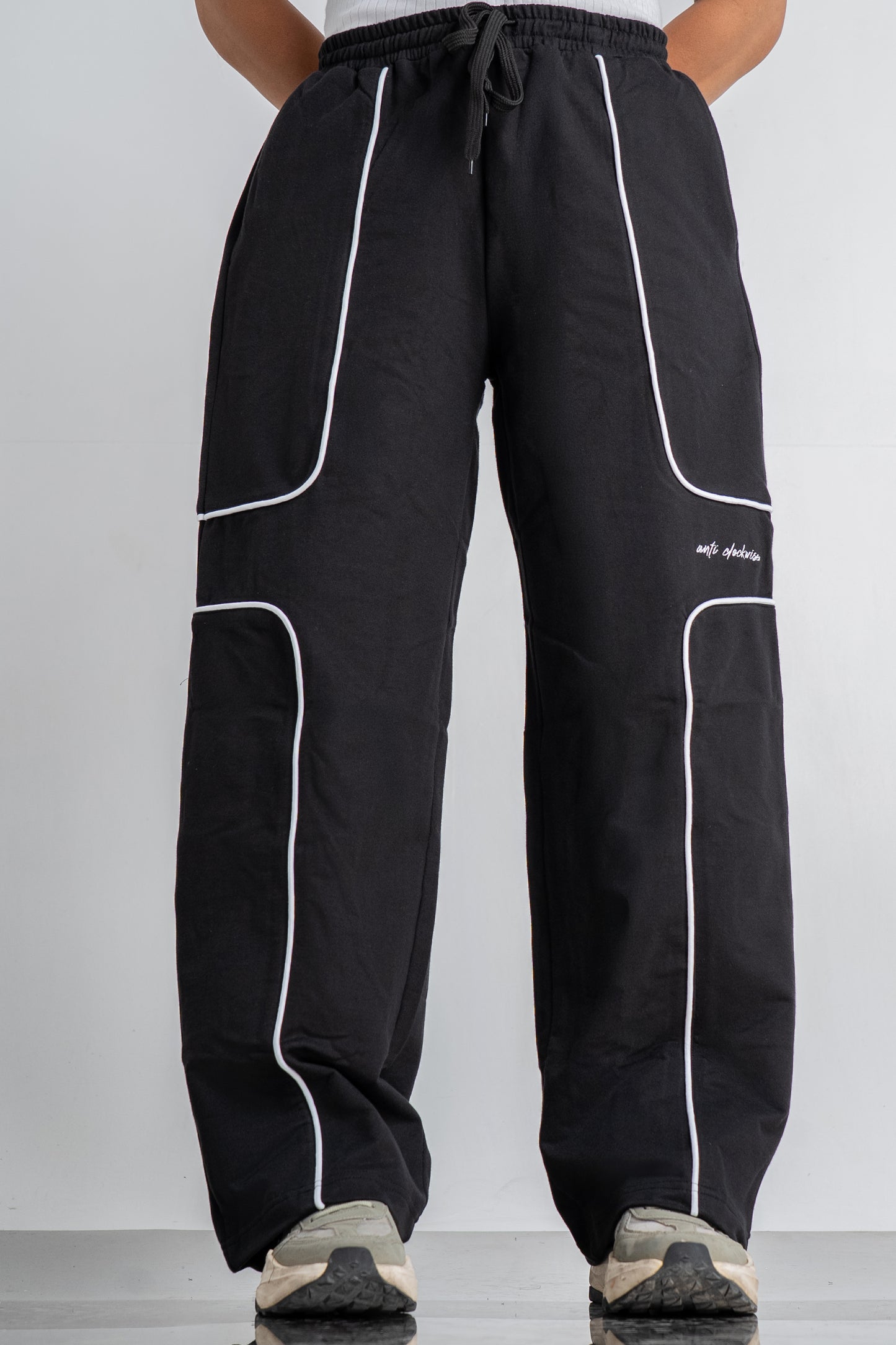 Square Piping Black Sweatpant