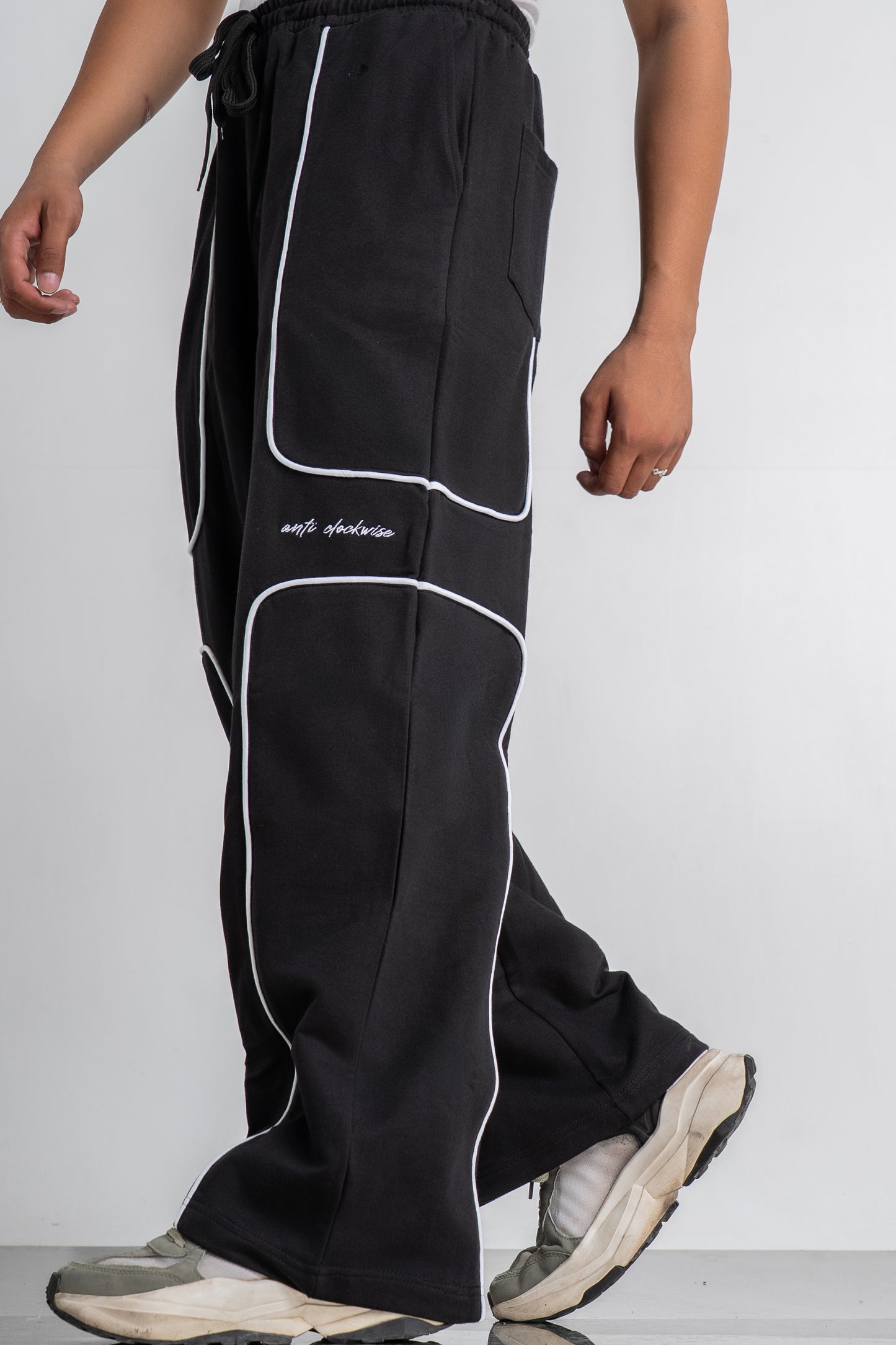Square Piping Black Sweatpant