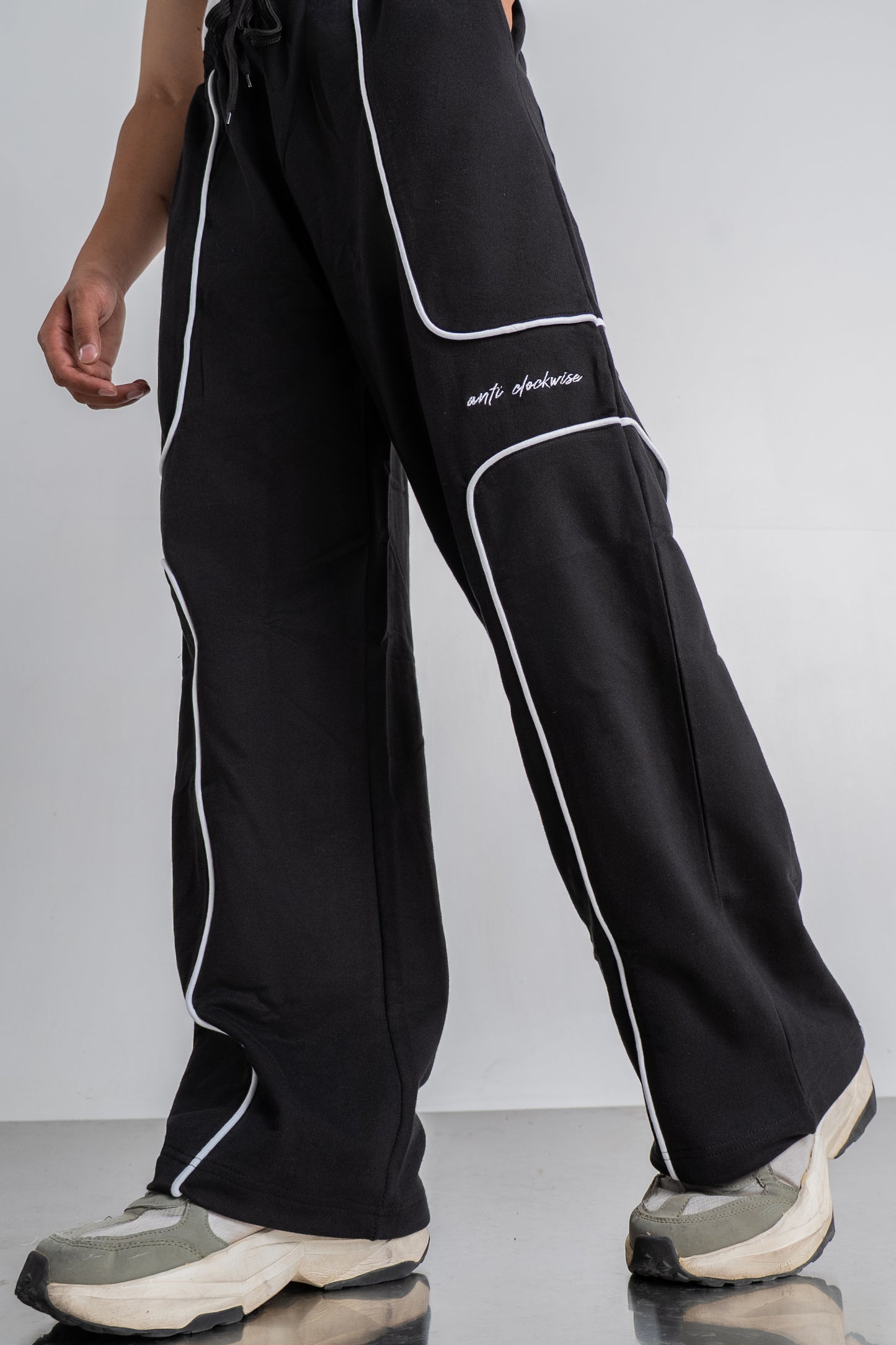 Square Piping Black Sweatpant
