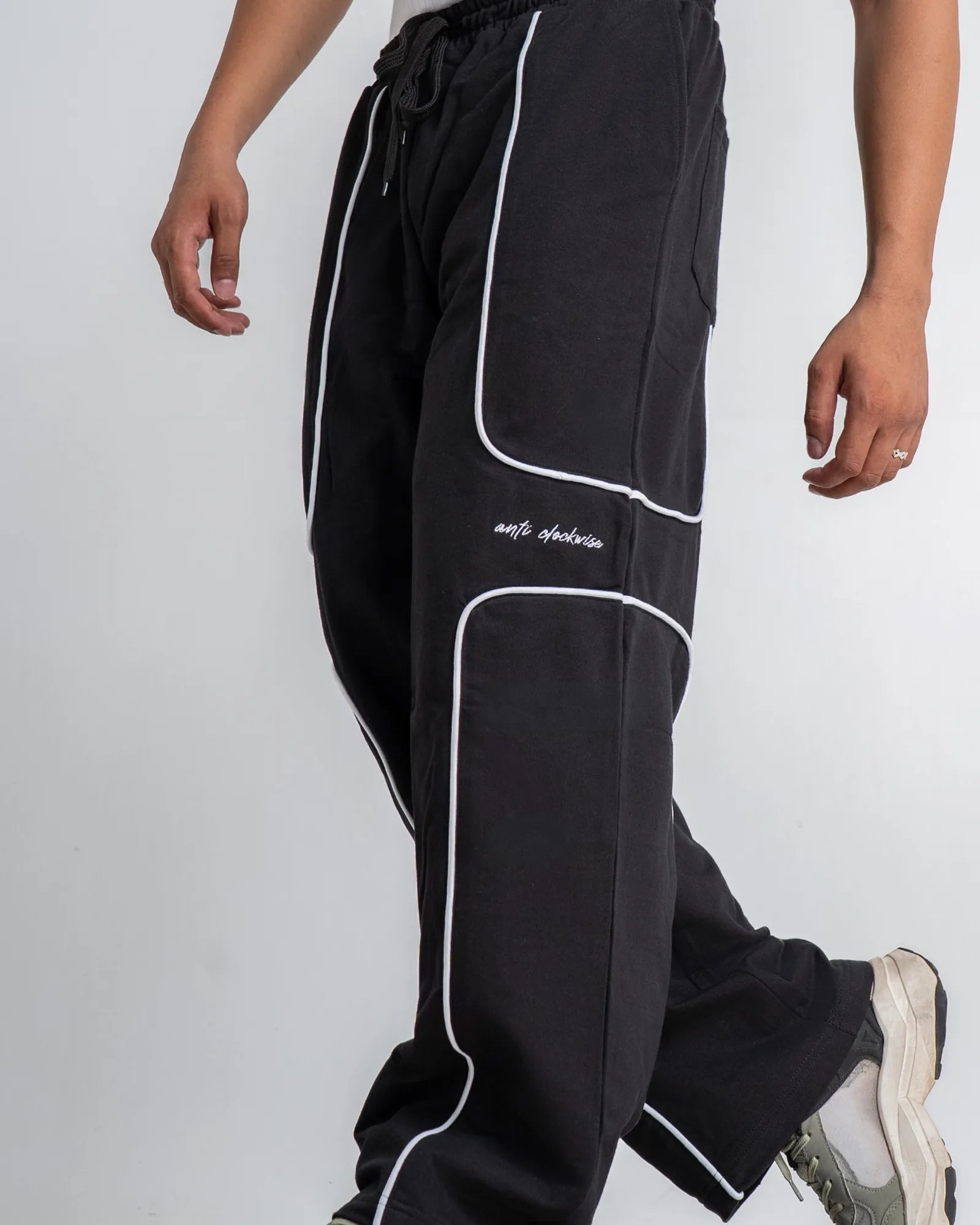 Square Piping Black Sweatpant