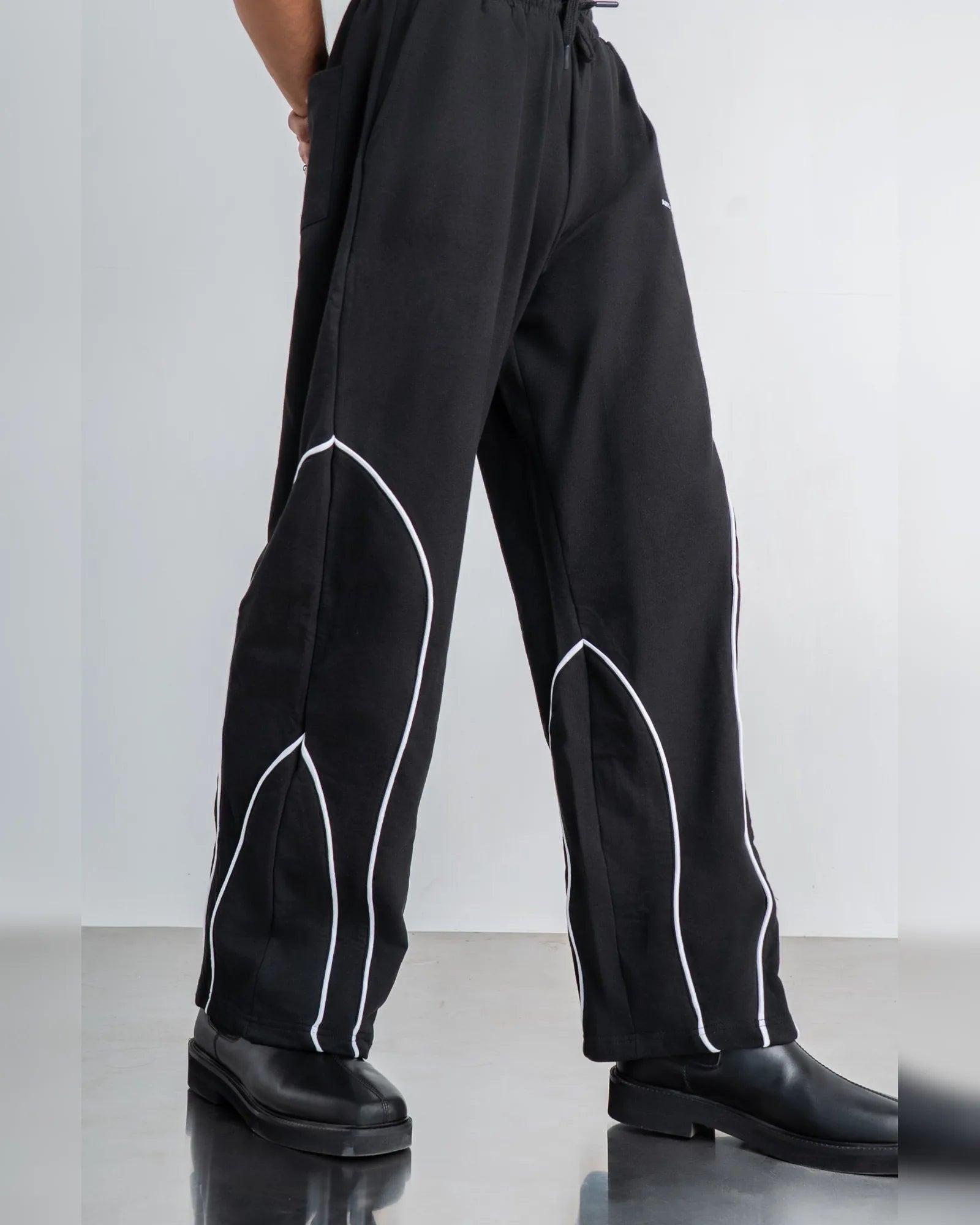 Spiral Piping Black Sweatpant