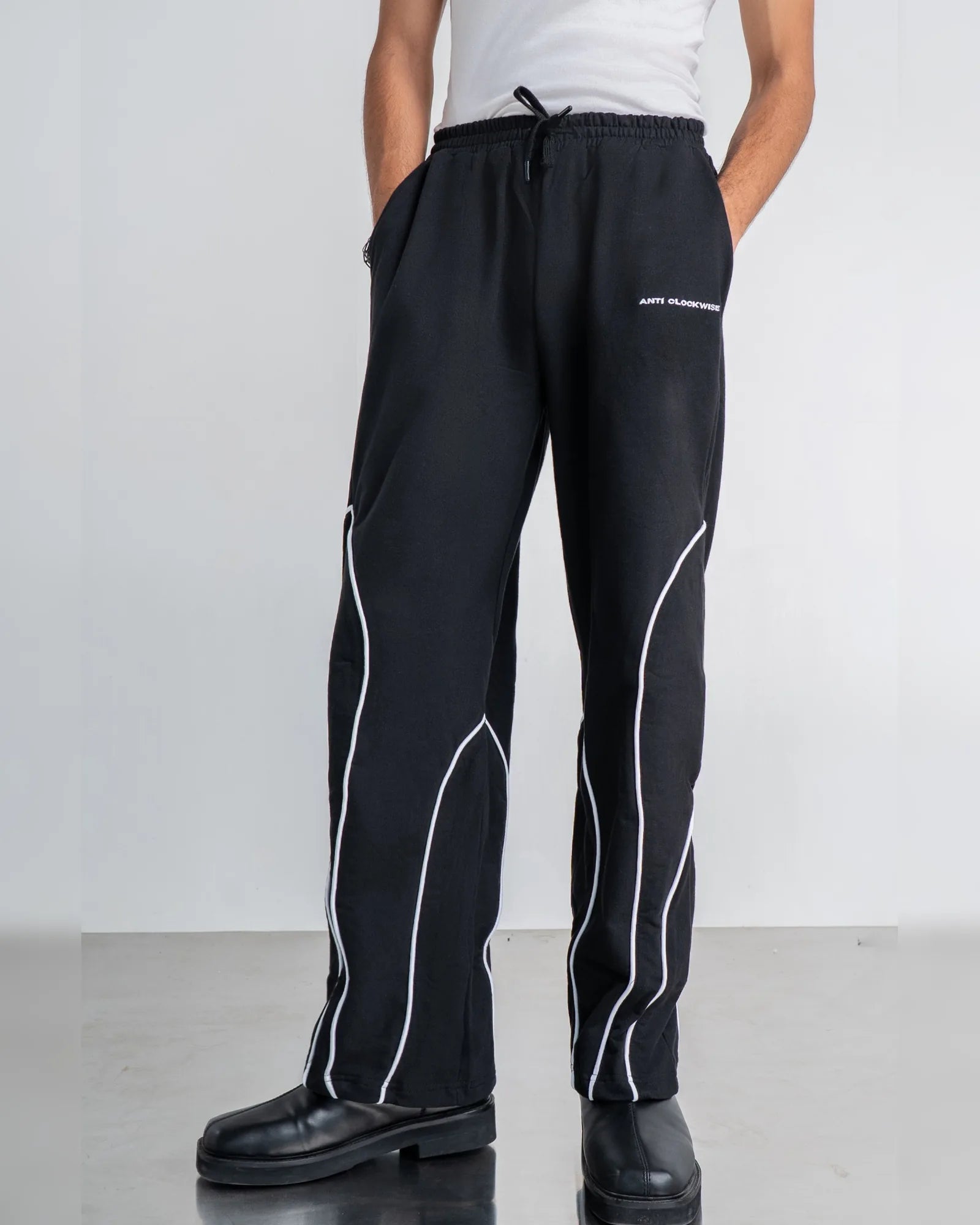 Spiral Piping Black Sweatpant