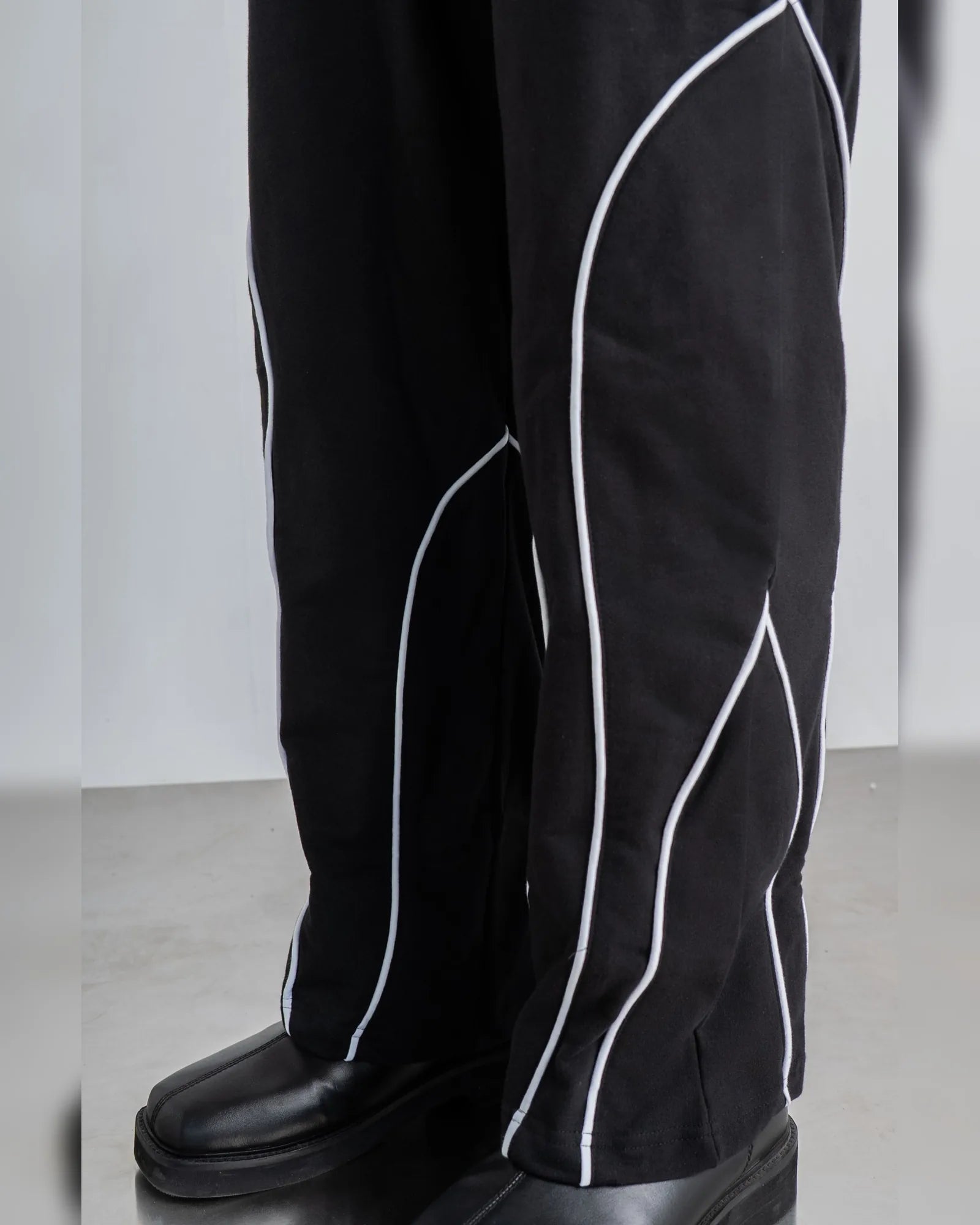 Spiral Piping Black Sweatpant