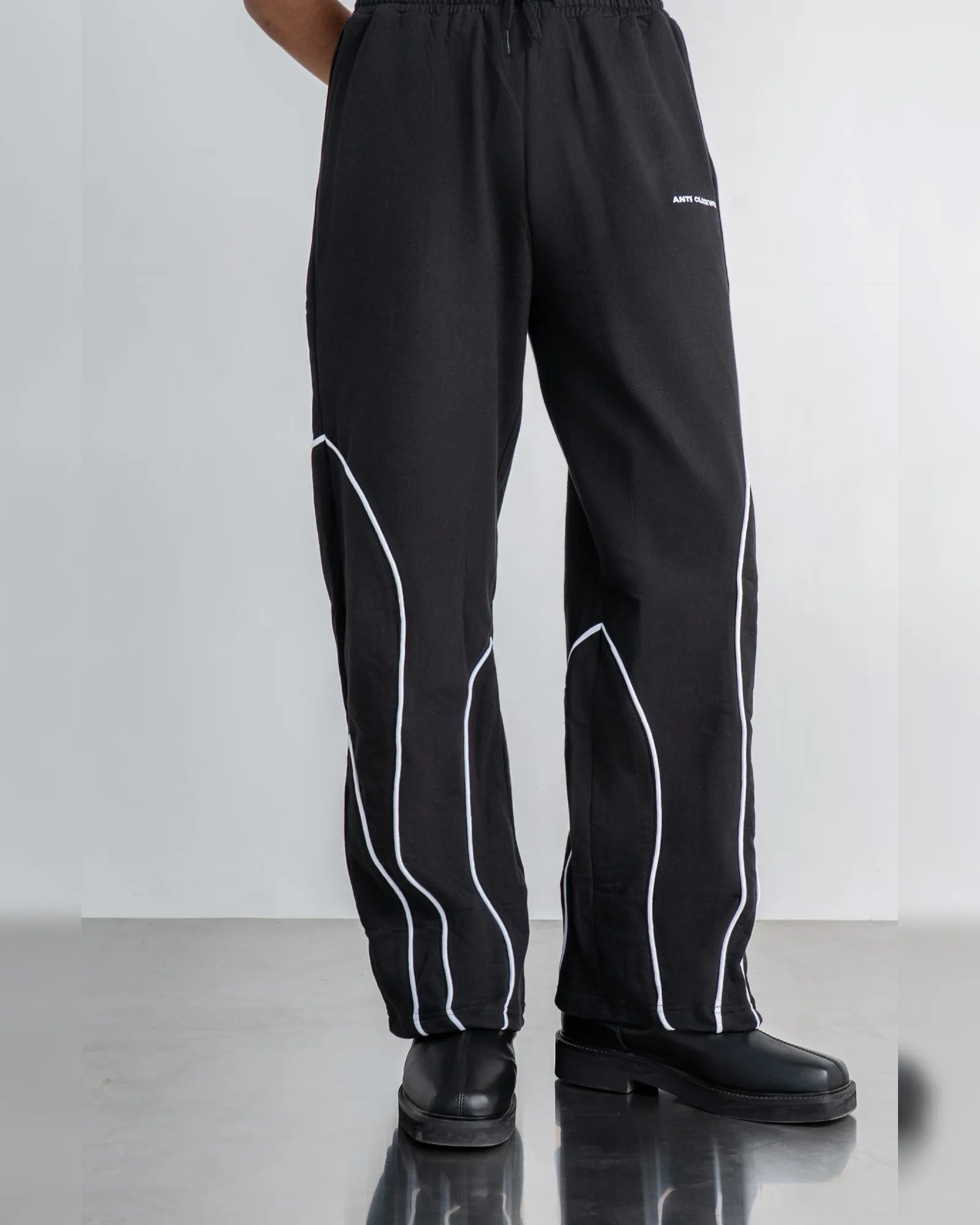 Spiral Piping Black Sweatpant